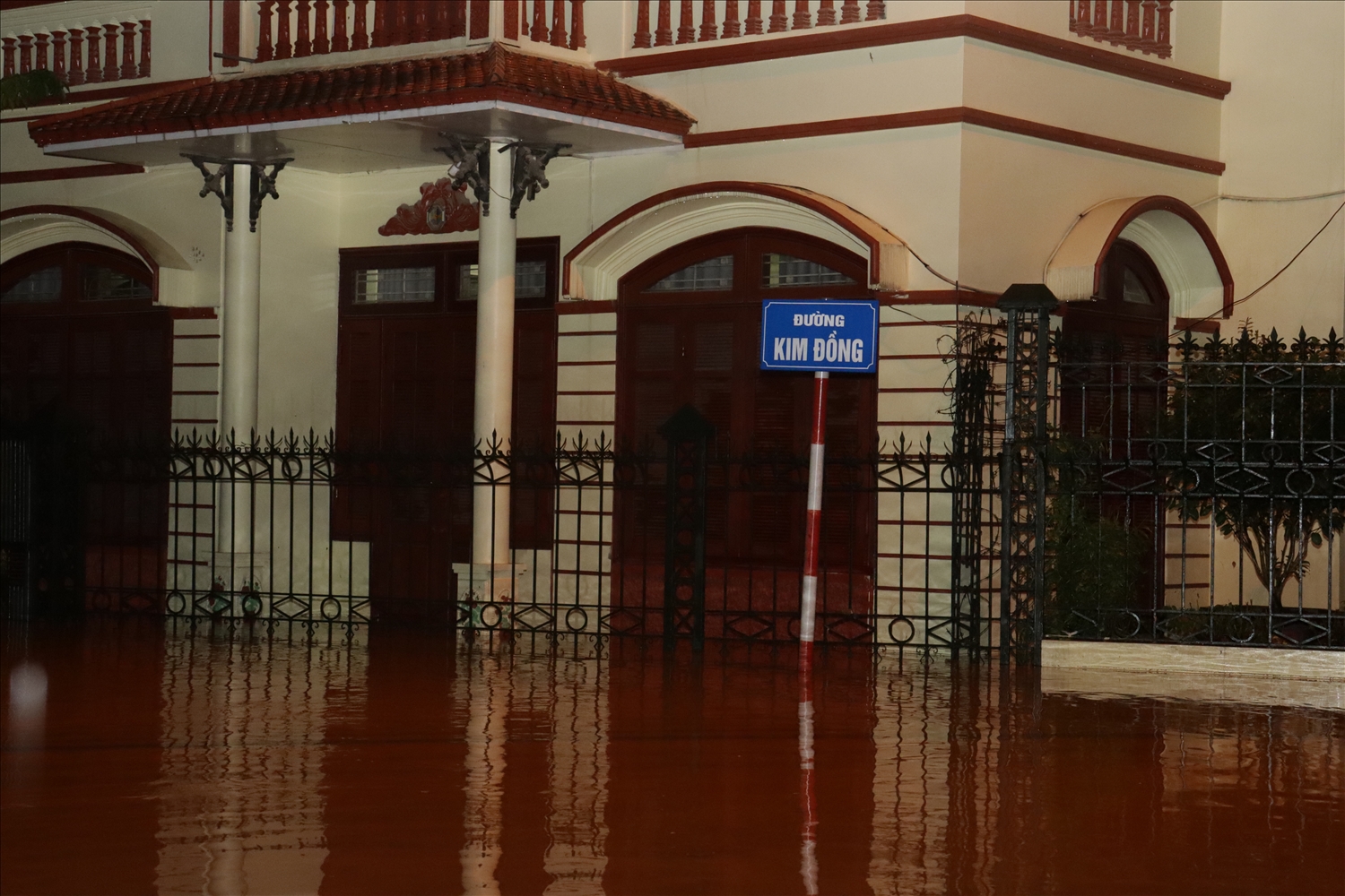 Trận mưa lớn cũng đã khiến nhiều nhà dân bị ngập úng do nước tràn vào nhà