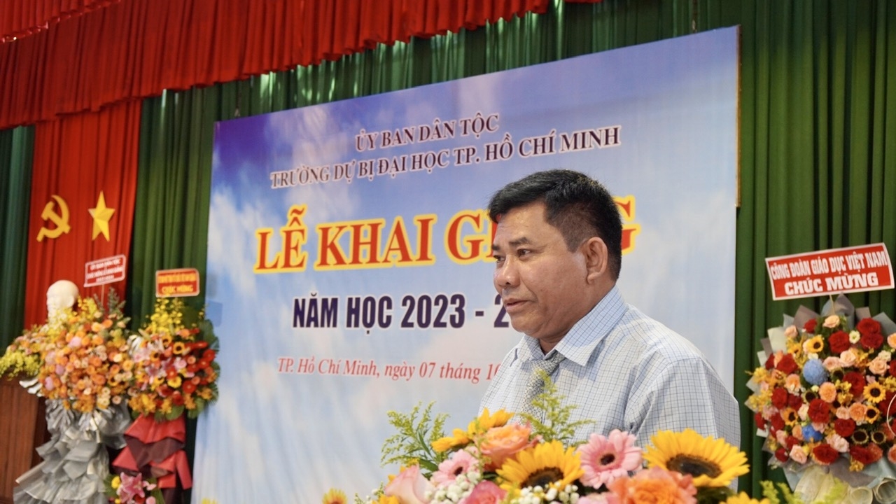 Thứ trưởng, Phó Chủ nhiệm Ủy ban Dân tộc Y Thông phát biểu tại Lễ khai giảng năm học mới 2023 - 2024 của trường Dự bị Đại học TP Hồ Chí Minh