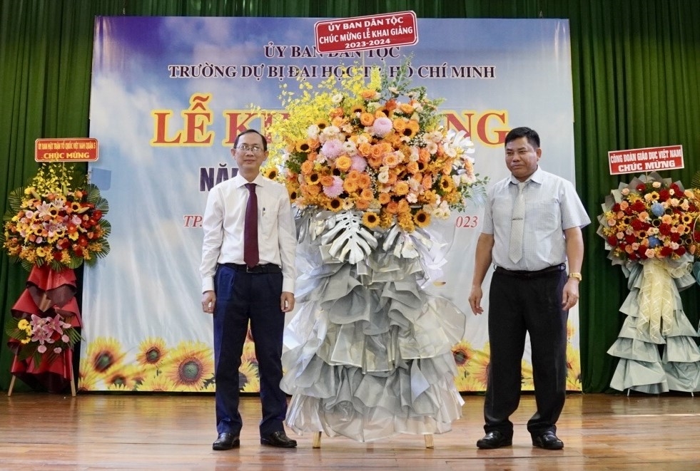 Thứ trưởng, Phó Chủ nhiệm Ủy ban Dân tộc Y Thông thay mặt lãnh đạo Ủy Ban Dân tộc tặng lẵng hoa chúc mừng Trường Dự bị Đại học TP Hồ Chí Minh khi giảng năm học mới 2023 - 2024