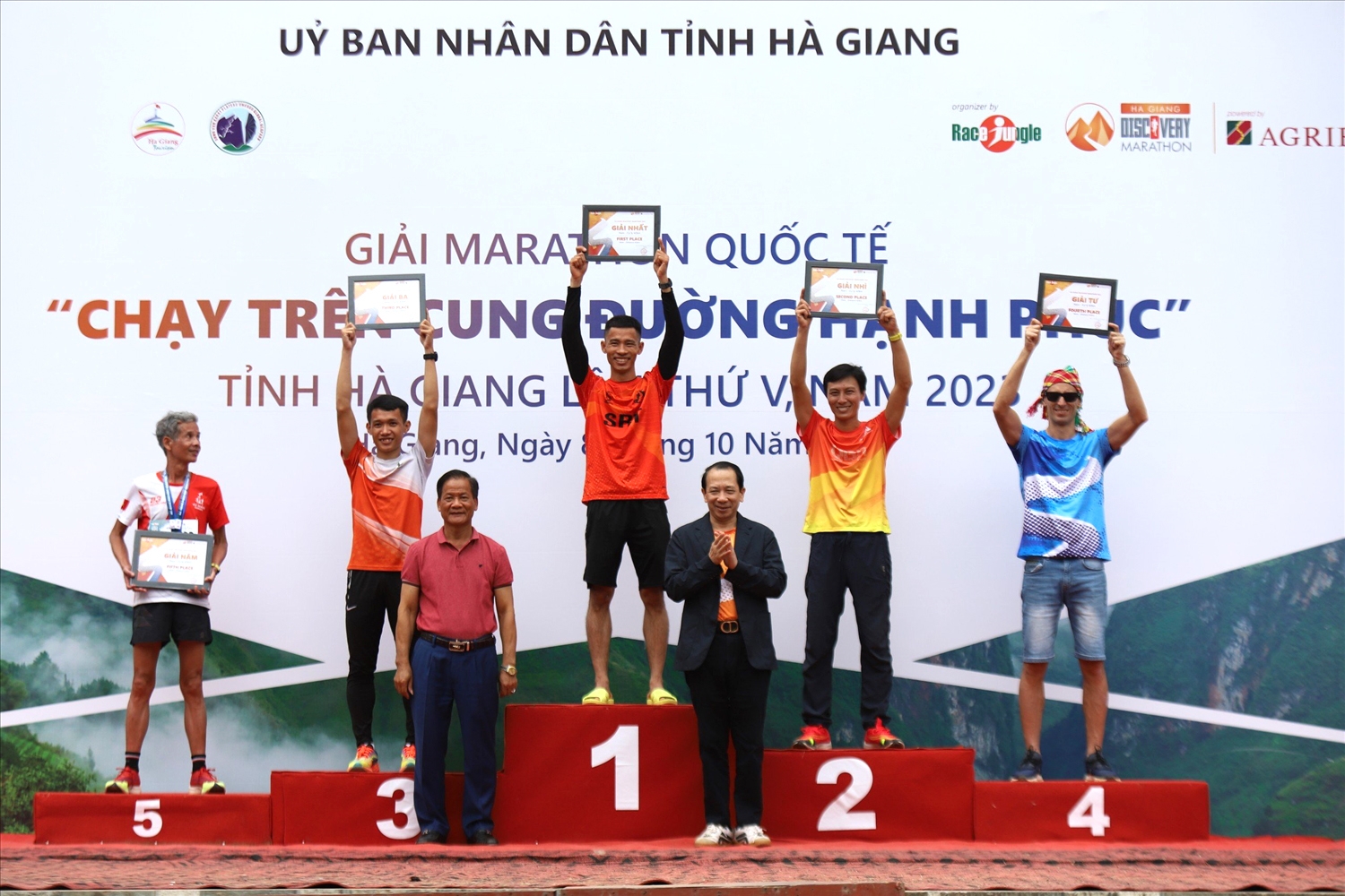Lãng đạo tỉnh Hà Giang trao giải cho các vận động viên đạt thành tích