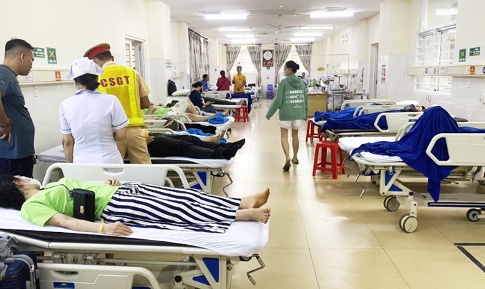 Các trường hợp bị thương trong vụ tai nạn được đưa đến Bệnh viện Thiện Hạnh, Tp. Buôn Ma Thuột cấp cứu