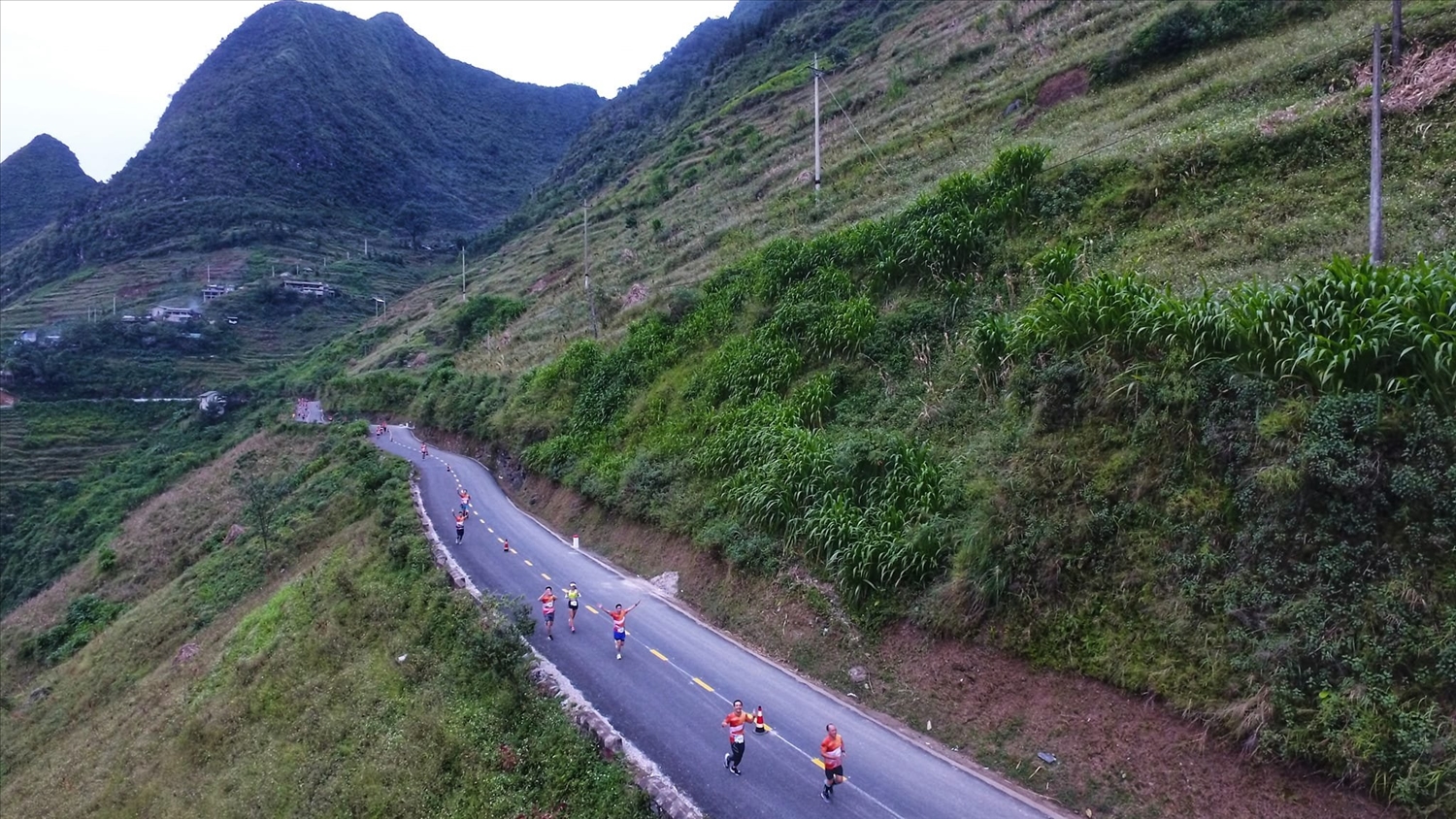 Các vận động viên chạy qua nhiêu cảnh đẹp của huyện Mèo Vạc
