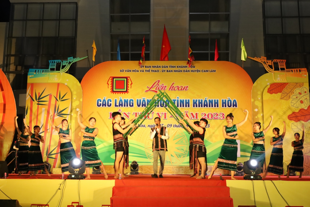 Phần trình diễn của Làng văn hoá Suối Cá (xã Khánh Trung, huyện Khánh Vĩnh) tại Liên hoan các làng văn hóa năm 2023.