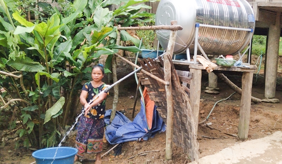Bà Cụt Thị Huyền ở tại bản Cha Ca 2 xã Bảo Thắng huyện Kỳ Sơn bên công trình nước sạch phân tán vừa được đầu tư