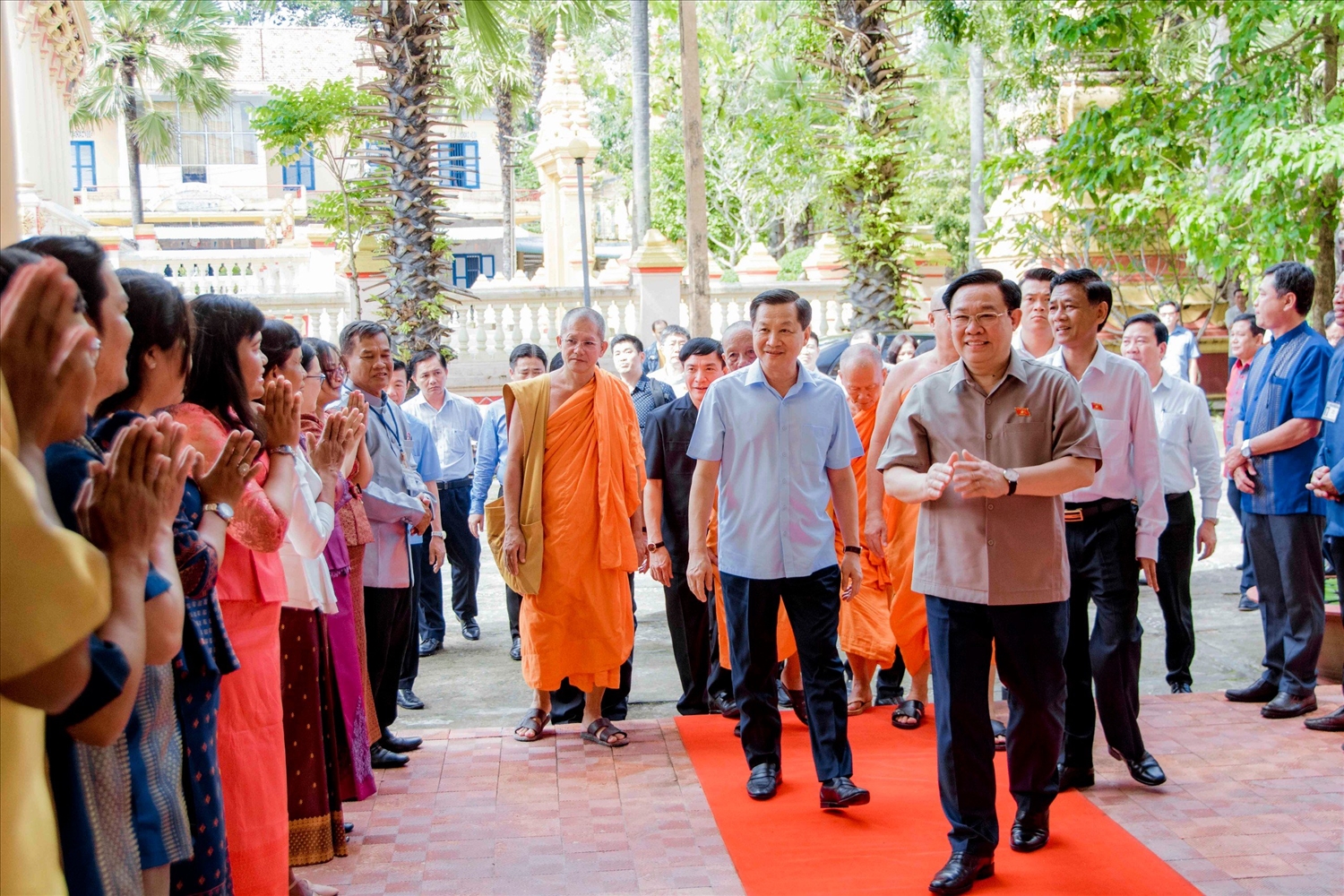 Ủy viên Bộ Chính trị, Chủ tịch Quốc hội Vương Đình Huệ; Phó Thủ tướng Chính phủ Lê Minh Khái và đoàn công tác Quốc hội đến thăm, chúc mừng Lễ Sen Dolta đồng bào Khmer năm 2023