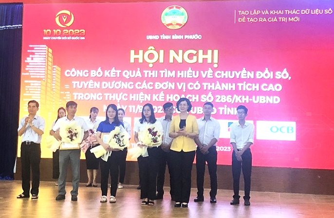 Ban Tổ chức đã trao giải cho 22 cá nhân và 1 tập thể có thành tích xuất sắc trong cuộc thi trực tuyến tìm hiểu về chuyển đổi số tỉnh Bình Phước năm 2023