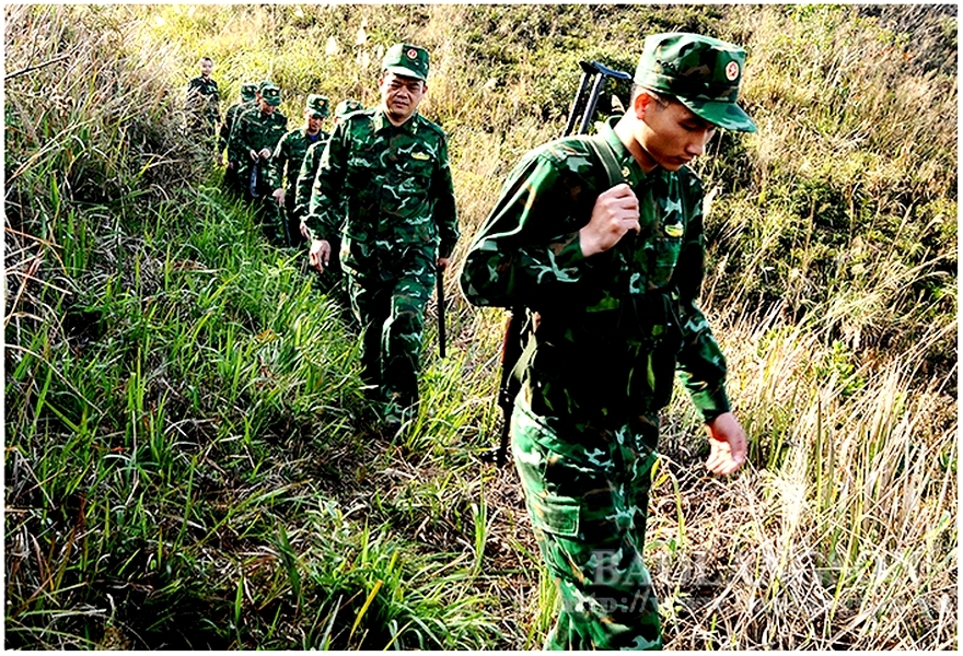 Cán bộ, chiến sĩ Đồn Biên phòng Tân Thanh (huyện Văn Lãng, Lạng Sơn) tuần tra bảo vệ biên giới. Ảnh: Đình Quang