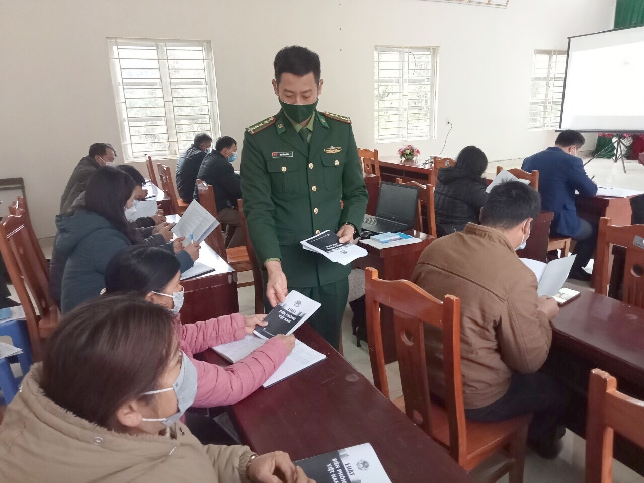 Cán bộ, chiến sĩ Đồn Biên phòng Na Hình (huyện Văn Lãng, Lạng Sơn) phát tờ rơi tuyên truyền phổ biến pháp luật cho Nhân dân khu vực biên giới.