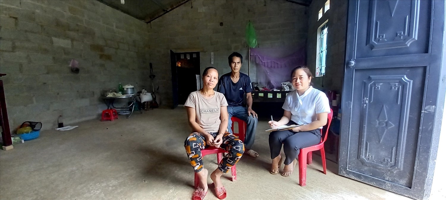 Gia đình ông Lăng Văn Quản và bà Lăng Thị Hiền (bên trái) được hỗ trợ 40 triệu đồng từ nguồn vốn Chương trình MTQG 1719 và sự giúp sức của chính quyền, bà con trong thôn nên đã xây dựng được căn nhà mới
