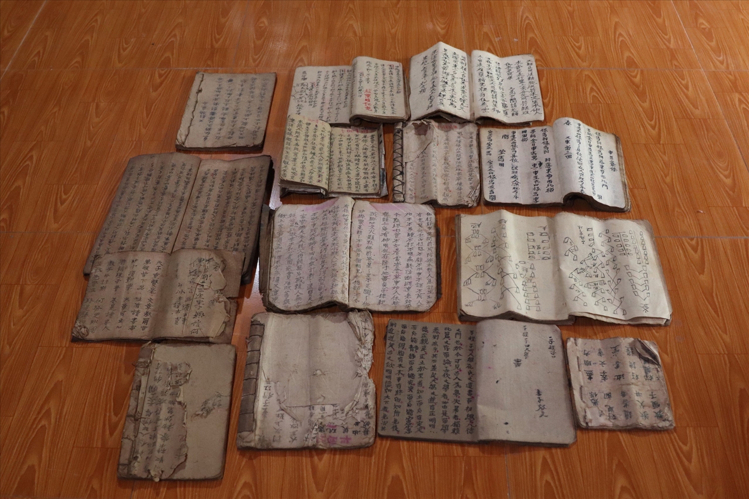 Những cuốn sách cổ của người Dao được viết trên giấy bản mỏng, theo thời gian bị cũ nát, nhòe chữ; nhiều cuốn đã được ông Siểu kỳ công chép lại