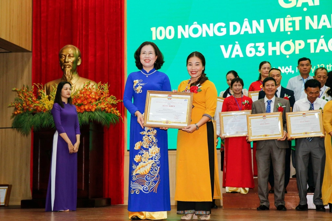 Bà Bùi Thị Thơm, Phó Chủ tịch BCH Trung ương Hội Nông dân Việt Nam trao tặng Bằng khen cho bà Ma Thị Ninh- Giám đốc HTX Yến Dương (Ba Bể).
