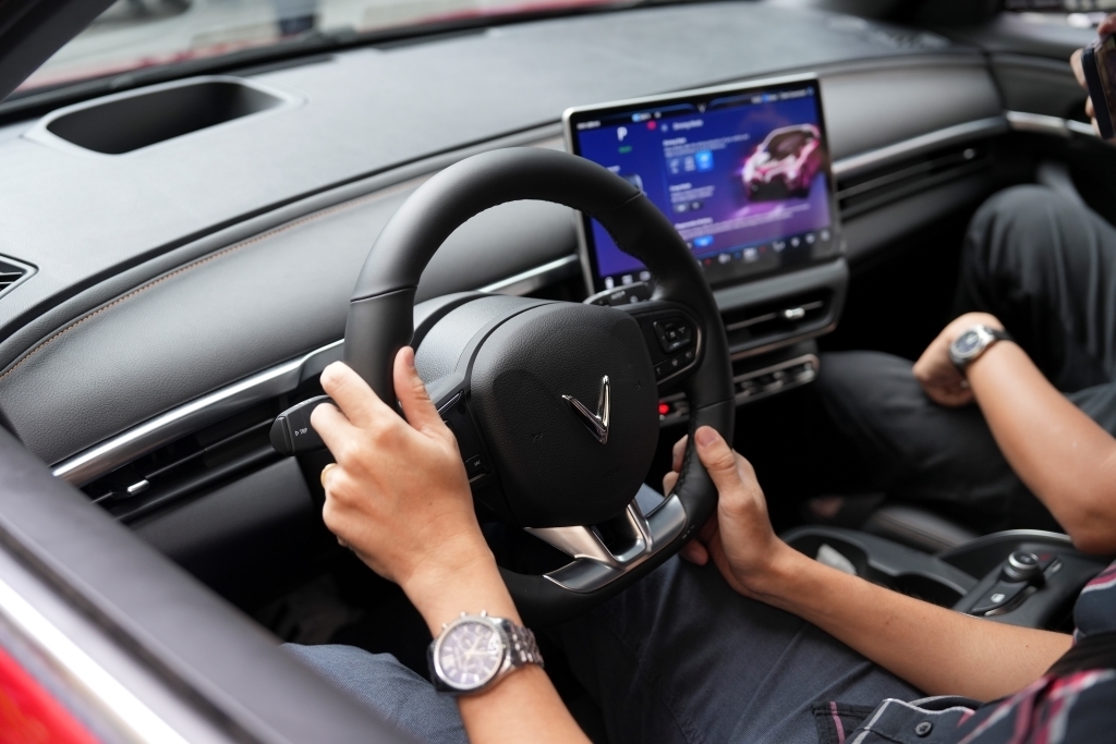 Thuộc phân khúc B-SUV, VinFast VF 6 được trang bị nhiều công nghệ hiện đại như: màn hình thông tin giải trí 12,9 inch, trợ lý ảo tiếng Việt, hệ thống điều hoà tự động, có chức năng ion hoá không khí, lọc không khí cabin combi 1.0…