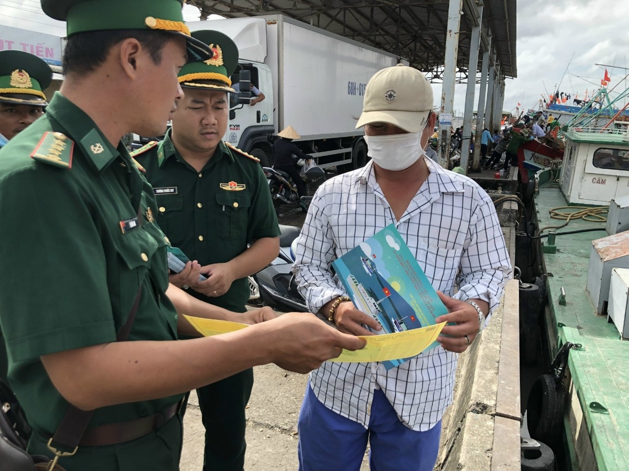Lực lượng Bộ đội Biên phòng tỉnh Trà Vinh kiểm soát tàu tại cảng cá Định An 