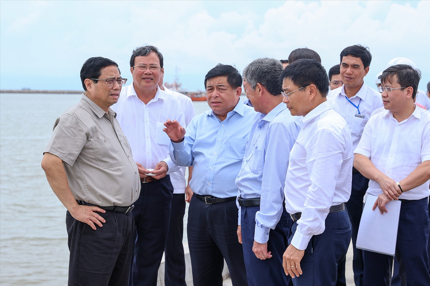 Thủ tướng Chính phủ Phạm Minh Chính cùng đại diện lãnh đạo các Bộ, ngành khảo sát cảng biển trong chuyến công tác Trà Vinh (ảnh: Cổng thông tin điện tử tỉnh Trà Vinh) 