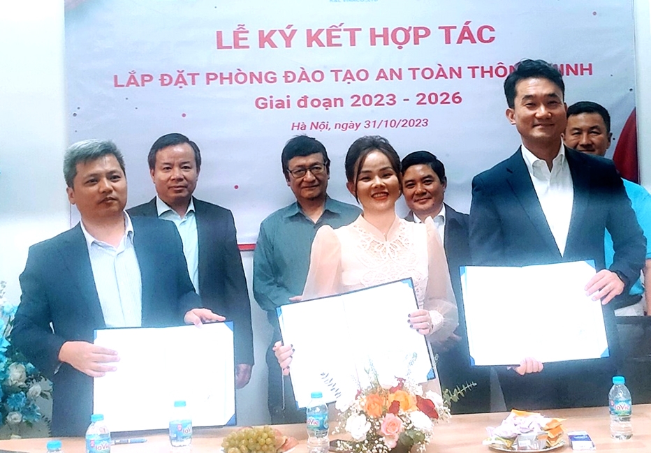 Viện Khoa học ATVSLĐ (Tổng Liên đoàn Lao động Việt Nam) đã phối hợp với Công ty TNHH K&L Việt Nam và Công ty HuLan (Hàn Quốc) ký kết hợp tác xây dựng, lắp đặt Phòng Đào tạo, giám sát an toàn thông minh.