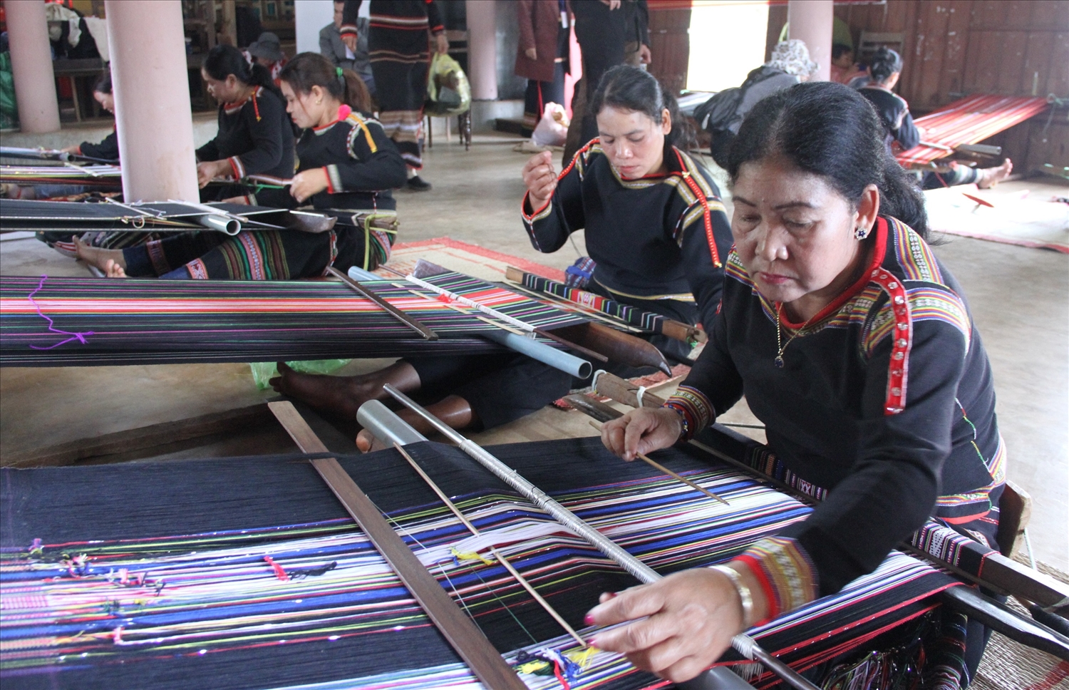 Phụ nữ Ê Đê trong các buôn xã Ea Kao có thu nhập ổn định từ nghề dệt