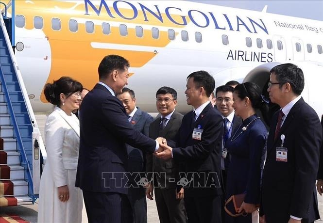 Lễ đón Tổng thống Mông Cổ Ukhnaagiin Khurelsukh và Phu nhân tại Sân bay Quốc tế Nội Bài. Ảnh: TTXVN