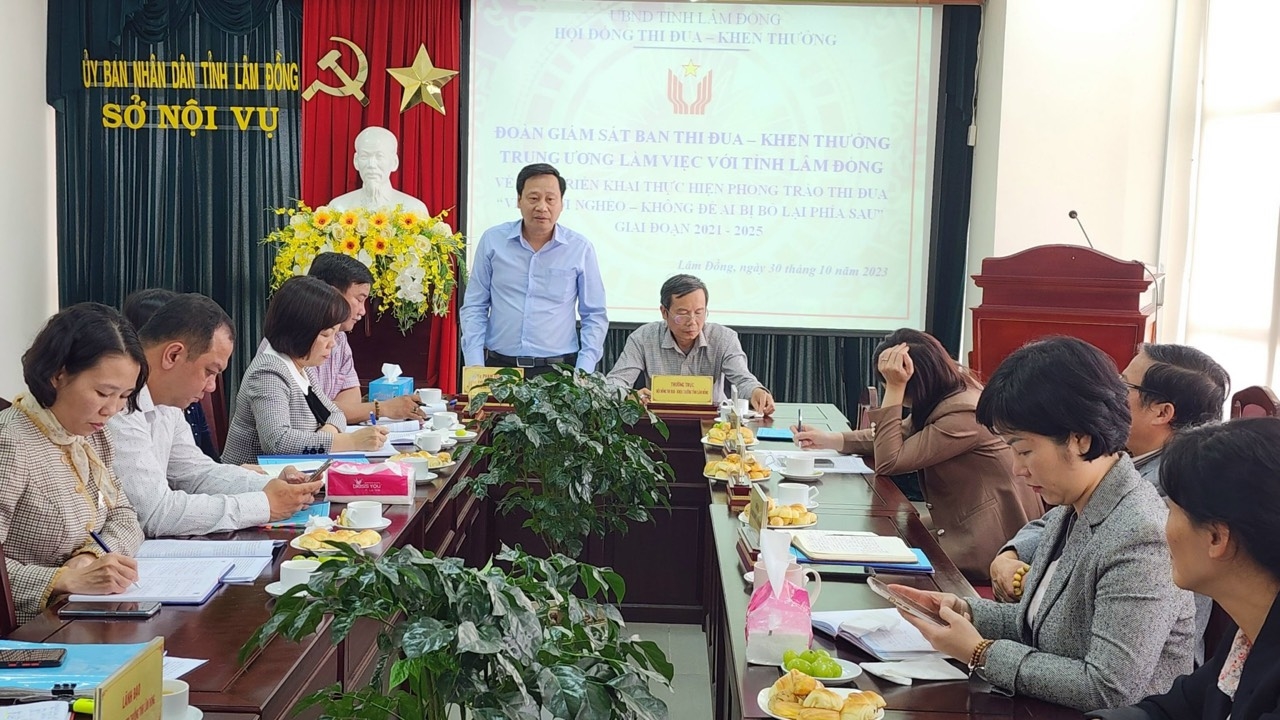 Đoàn giám sát Ban thi đua - Khen thưởng Trung ương làm việc tại tỉnh Lâm Đồng về phong trào thi đua "vì người nghèo- không để ai bỏ lại phía sau". 