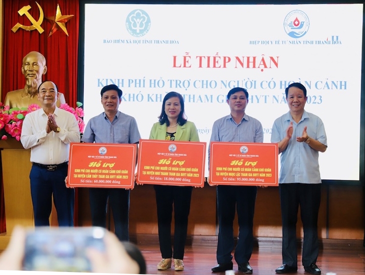  Hội Y tế tư nhân tỉnh Thanh Hóa và BHXH tỉnh Thanh Hoá trao tặng kinh phí mua thẻ BHYT cho các huyện Ngọc Lặc, Cẩm Thủy và Như Thanh