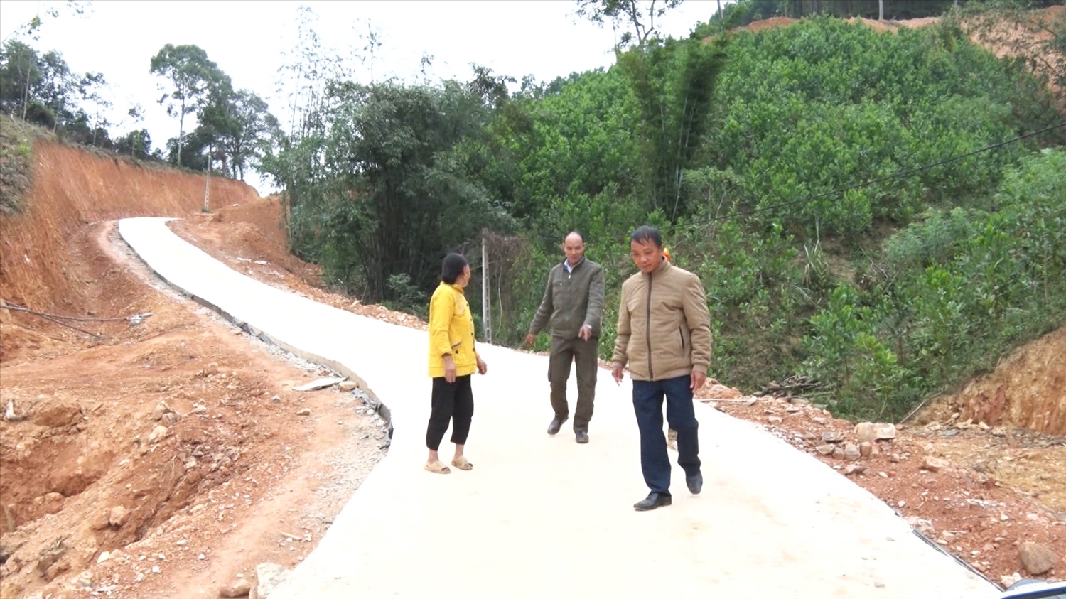 (Người có uy tín trên địa bàn huyện Bắc Sơn vận động bà con hiến đất làm đường giao thông nông thôn
