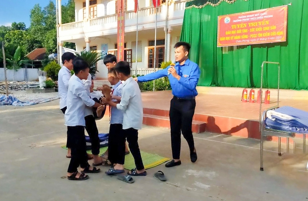 Hoạt cảnh trong buổi tuyên truyền về giới tính và sức khỏe sinh sản cho học sinh bậc THCS tại xã Châu Phong