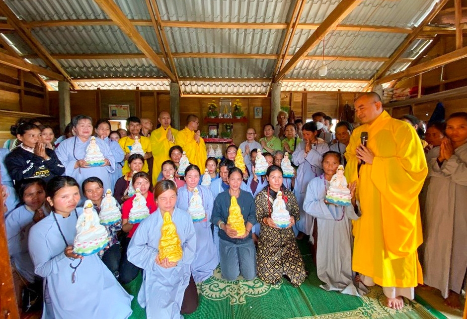 Buổi lễ an vị Phật tập thể của 65 hộ Phật tử người đồng bào Bru- Vân Kiều và Pa Kô ở xã Hướng Lộc, huyện Hướng Hóa (Quảng Trị).