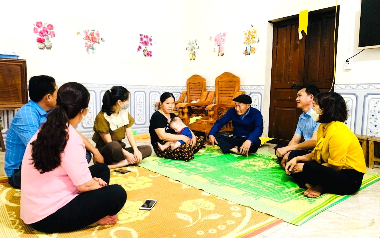  Ông Giàng Mí Páo (thứ ba, từ phải sang) cùng cán bộ thị trấn Việt Lâm tuyên truyền người dân xây dựng đời sống văn hóa mới.