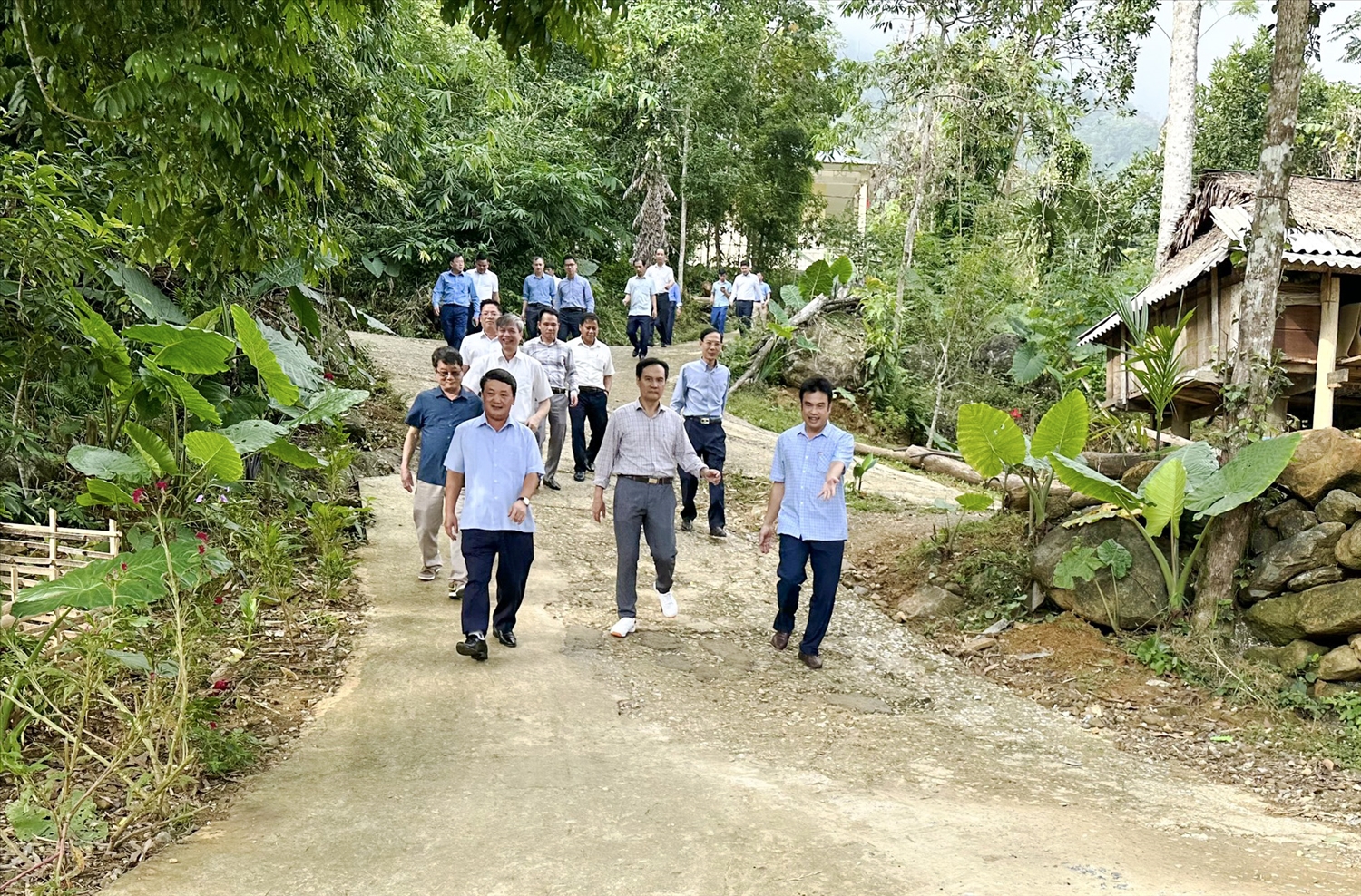 Bộ trưởng, Chủ nhiệm Hầu A Lềnh cùng lãnh đạo tỉnh Thanh Hoá, huyện Bá Thước thăm công trình đường giao thông nông thôn, tại thôn Báng, xã Thành Sơn, được xây dựng từ nguồn vốn của Chương trình MTQG 1719