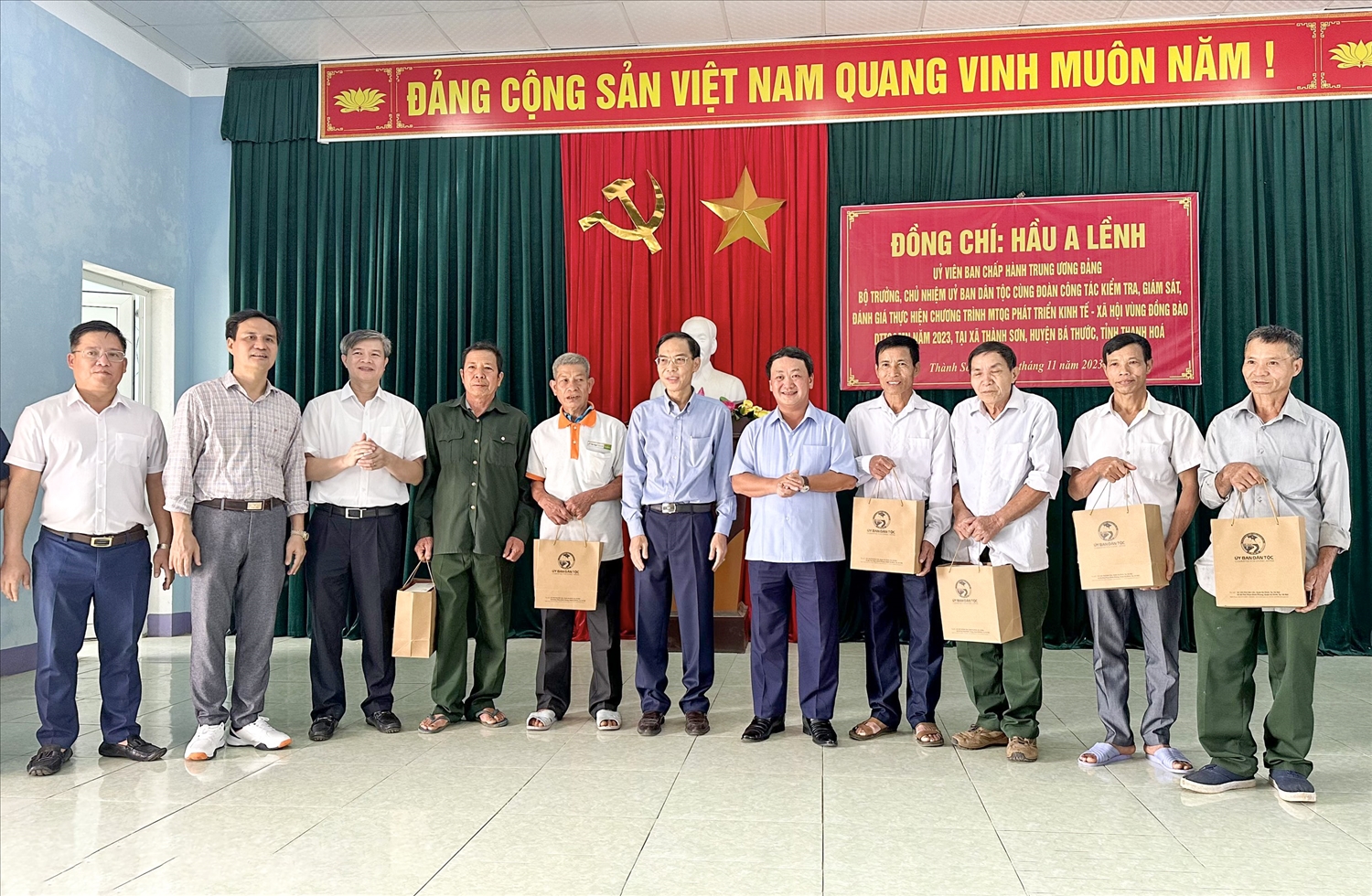 Bộ trưởng, Chủ nhiệm Hầu A Lềnh cùng lãnh đạo tỉnh Thanh Hoá, huyện Bá Thước tặng quà Người có uy tín xã Thành Sơn