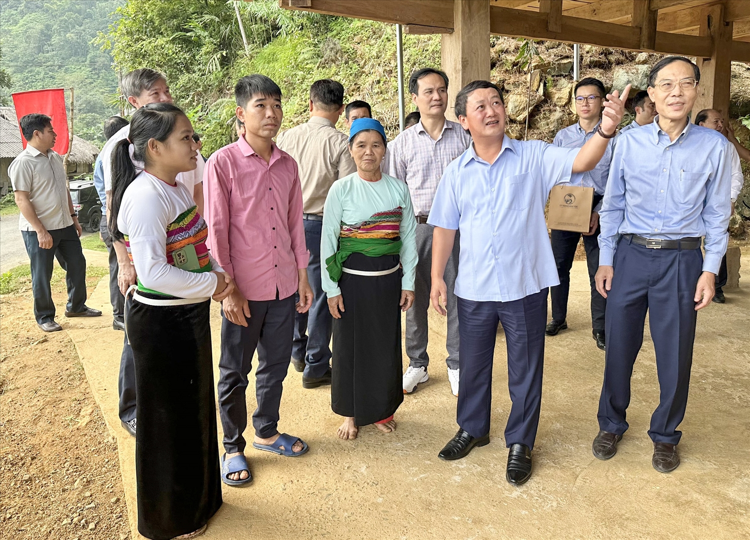 Bộ trưởng, Chủ nhiệm Hầu A Lềnh và Đoàn công tác thăm hỏi, tặng quà gia đình anh Vi Văn Hiểu, dân tộc Mường thôn Pà Van, xã Thành Sơn. Đây là hộ nghèo được hỗ trợ làm nhà từ Chương trình MTQG 1719