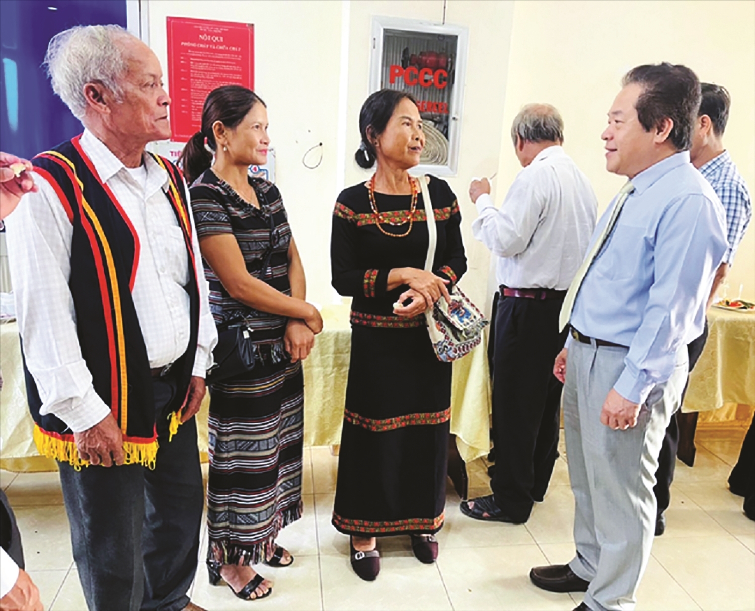 Ông Võ Phiên, Phó Chủ tịch UBND tỉnh Quảng Ngãi thăm hỏi, trò chuyện với Người có uy tín trong đồng bào DTTS tỉnh Quảng Ngãi.