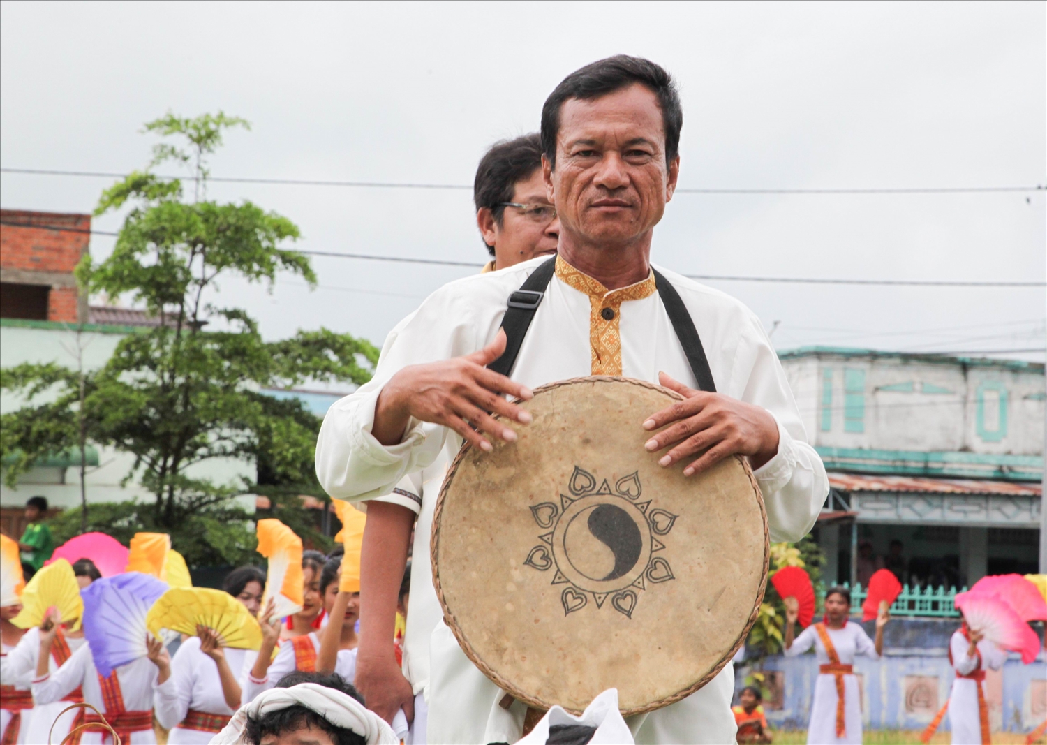  Người có uy tín Đàng Chí Quyết biểu diễn trống Baranưng tại chương trình nghệ thuật mừng đón Katê làng Bàu Trúc năm 2023.