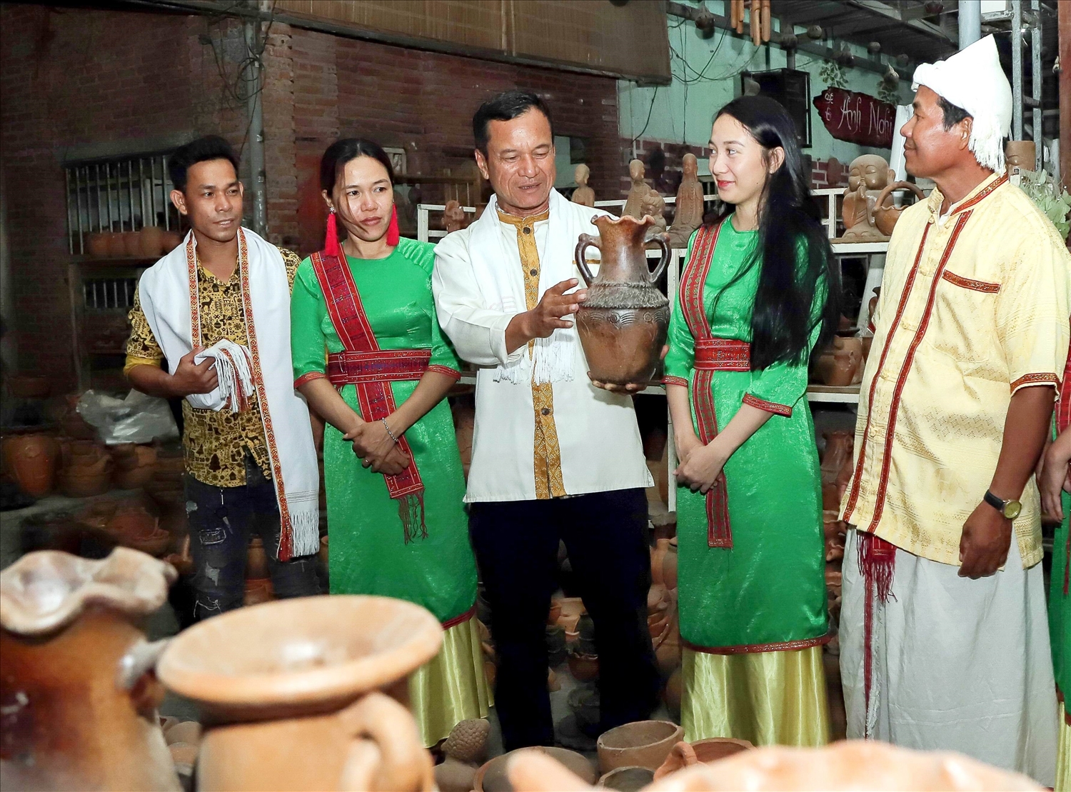  Người có uy tín Đàng Chí Quyết tuyên truyền vận động các nghệ nhân gìn giữ nghề làm gốm làng Bàu Trúc.