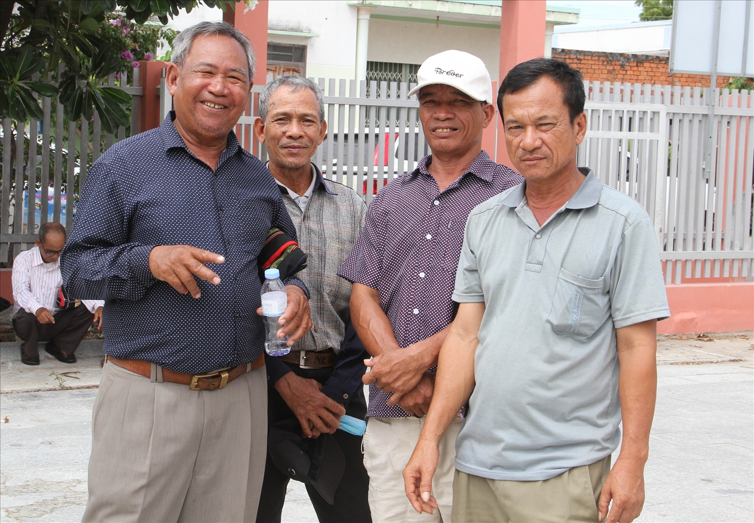  Người có uy tín Đàng Chí Quyết (bìa phải) trao đổi với Người có uy tín tỉnh Gia Lai đến thăm làng gốm Bàu Trúc. 