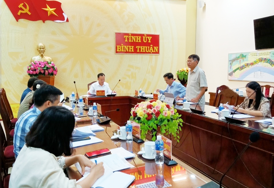 Ông Nguyễn Minh Tân - Trưởng Ban Dân tộc tỉnh báo cáo với Đoàn công tác Ban Dân vận Trung ương