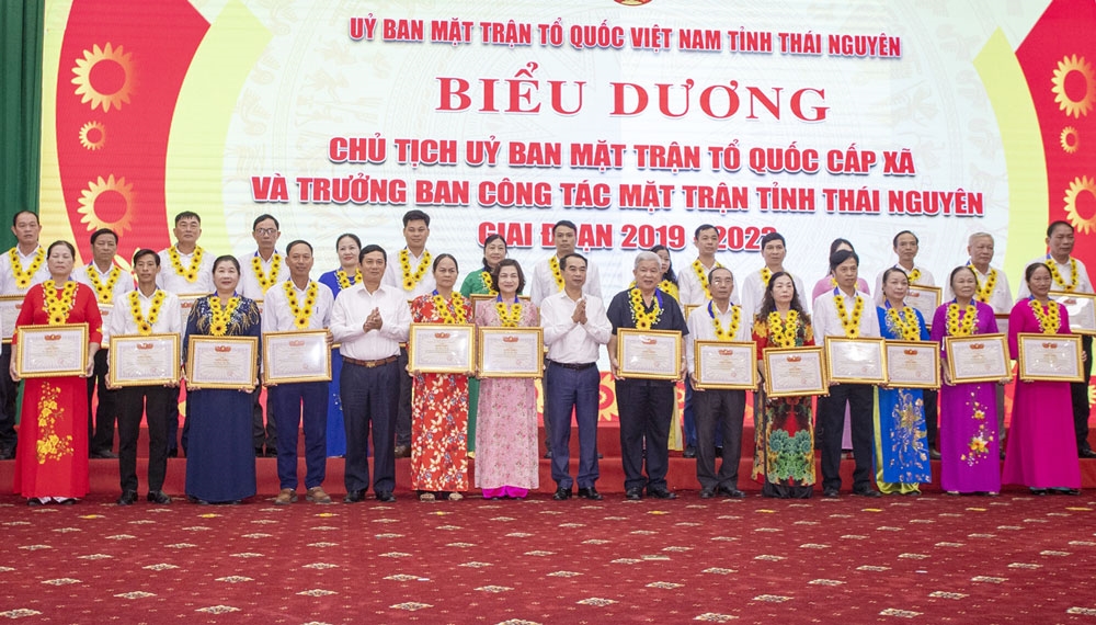 Lãnh đạo Ban Dân vận Tỉnh ủy, Ủy ban MTTQ tỉnh Thái Nguyên trao Bằng khen của Ủy ban MTTQ tỉnh tặng các đại biểu