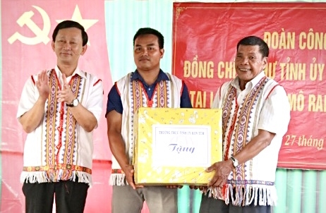 Già làng A Blong (bên phải) đại diện dân làng Le nhận quà của Bí thư Tỉnh ủy Kon Tum Dương Văn Trang trao tặng