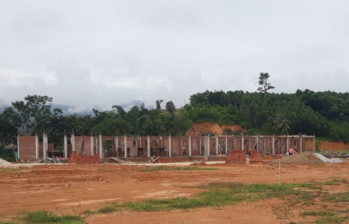 Một dự án trường học đang được xây dựng tại thị trấn Tân Lạc
