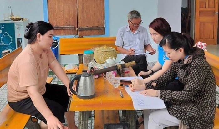 Nhân viên BHXH huyện Như Thanh phối hợp với tổ chức đoàn thể ở địa phương tuyên truyền, vận động người dân tham gia BHXH tự nguyện tại hộ gia đình