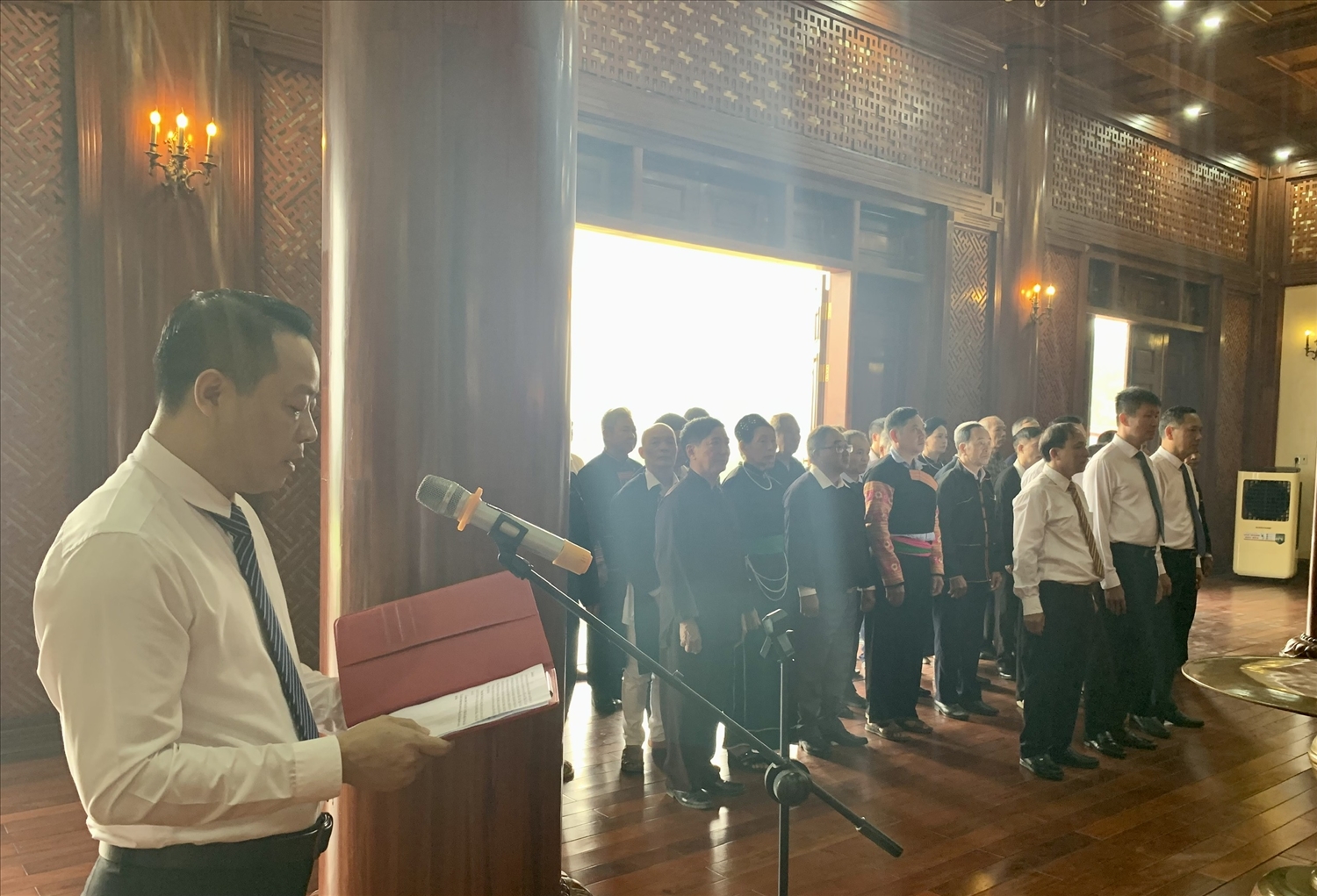 Thay mặt đoàn, đồng chí Đỗ Quang Vịnh, Phó trưởng Ban Dân tộc tỉnh lên báo công dâng Bác những thành tích đã đạt được trong năm 2023.