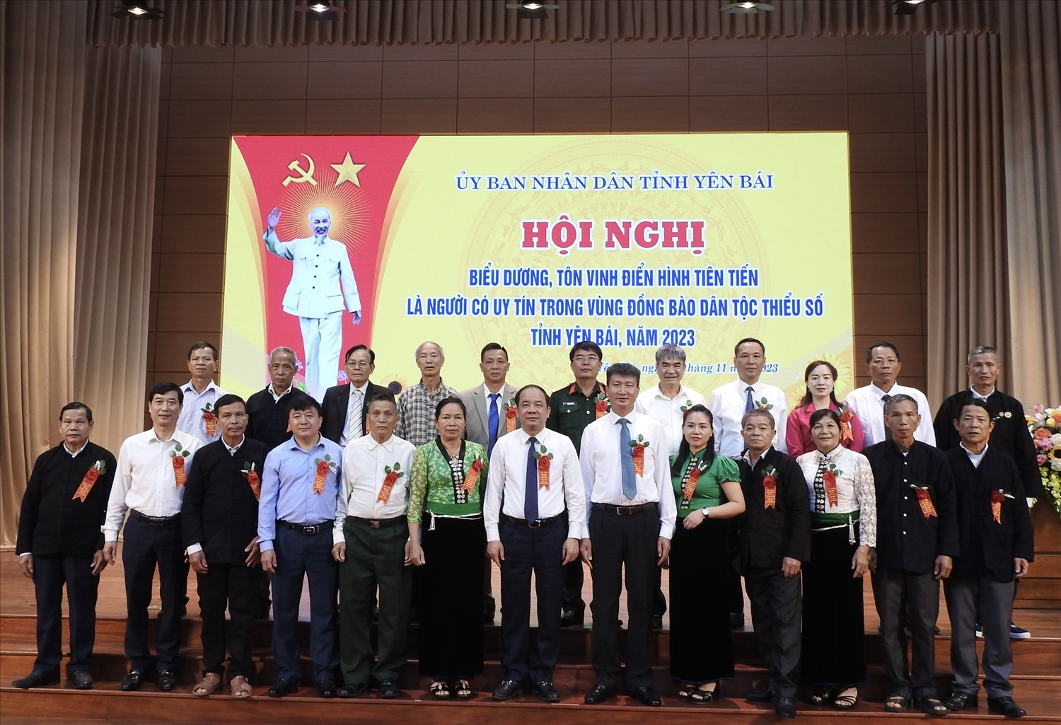 Lãnh đạo tỉnh Yên Bái chụp ảnh lưu niệm cùng các đại biểu Người có uy tín Thị xã Nghĩa Lộ