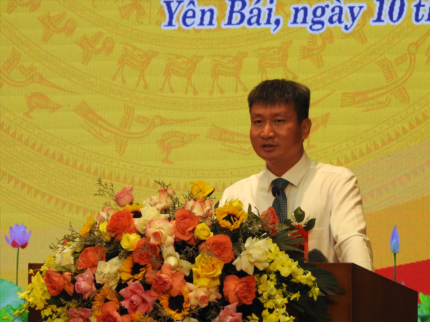 Đồng chí Trần Huy Tuấn, Phó Bí thư Tỉnh uỷ, Chủ tịch UBND tỉnh Yên Bái phát biểu tại Hội nghị