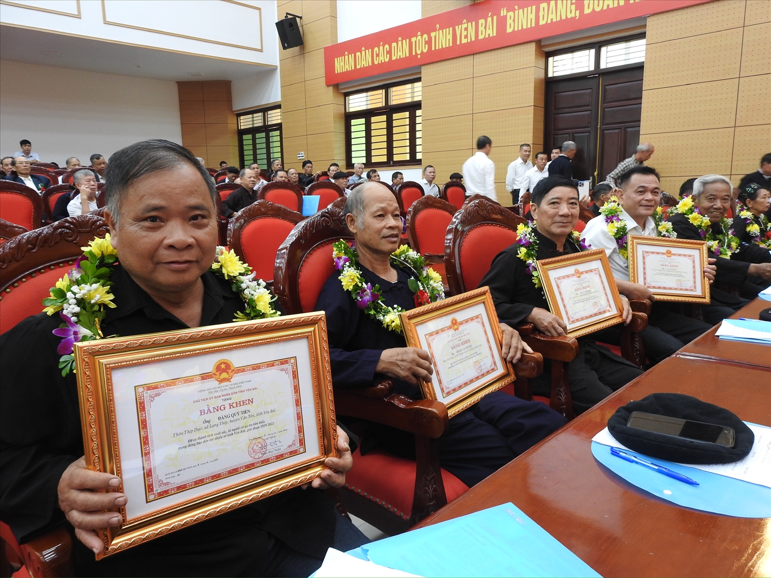 Niềm vui của những Người có uy tín khi được nhận Bằng khen của Chủ tịch UBND tỉnh Yên Bái 
