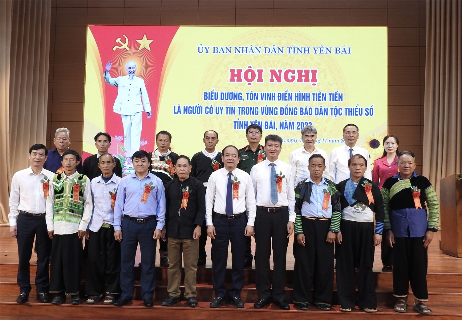 Lãnh đạo tỉnh Yên Bái chụp ảnh lưu niệm cùng các đại biểu Người có uy tín huyện Trạm Tấu