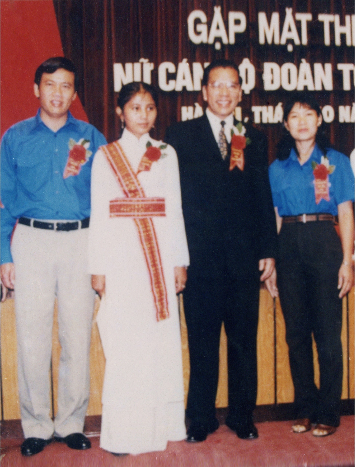Thông Thị Mỹ Dung (người thứ hai từ trái sang phải), cựu học sinh của Trường DTNT Bình Thuận niên học 1999-2022. Nay là Tổ trưởng chuyên môn của Trường THPT Huỳnh Thúc kháng- Bình Thuận.