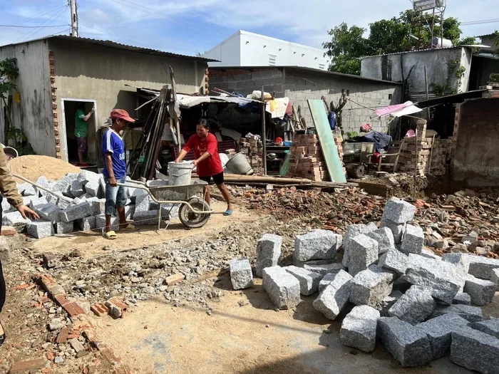 Từ nguồn hỗ trợ thuộc các chương trình MTQG và xã hội hóa, gia đình ông Cao Tiên, thị trấn Khánh Vĩnh, huyện Khánh Vĩnh mở móng xây nhà mới 