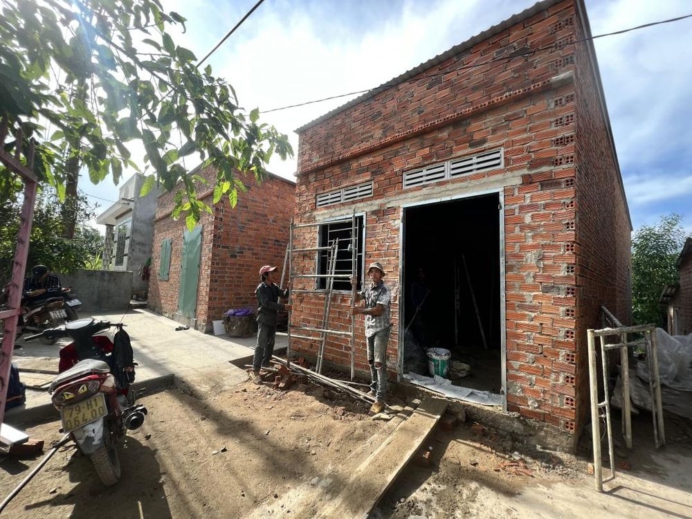 Một căn nhà mới của hộ nghèo người DTTS tại thị trấn Khánh Vĩnh được xây dựng từ nguồn vố lồng ghép các chương trình MTQG và vốn xã hội hóa 