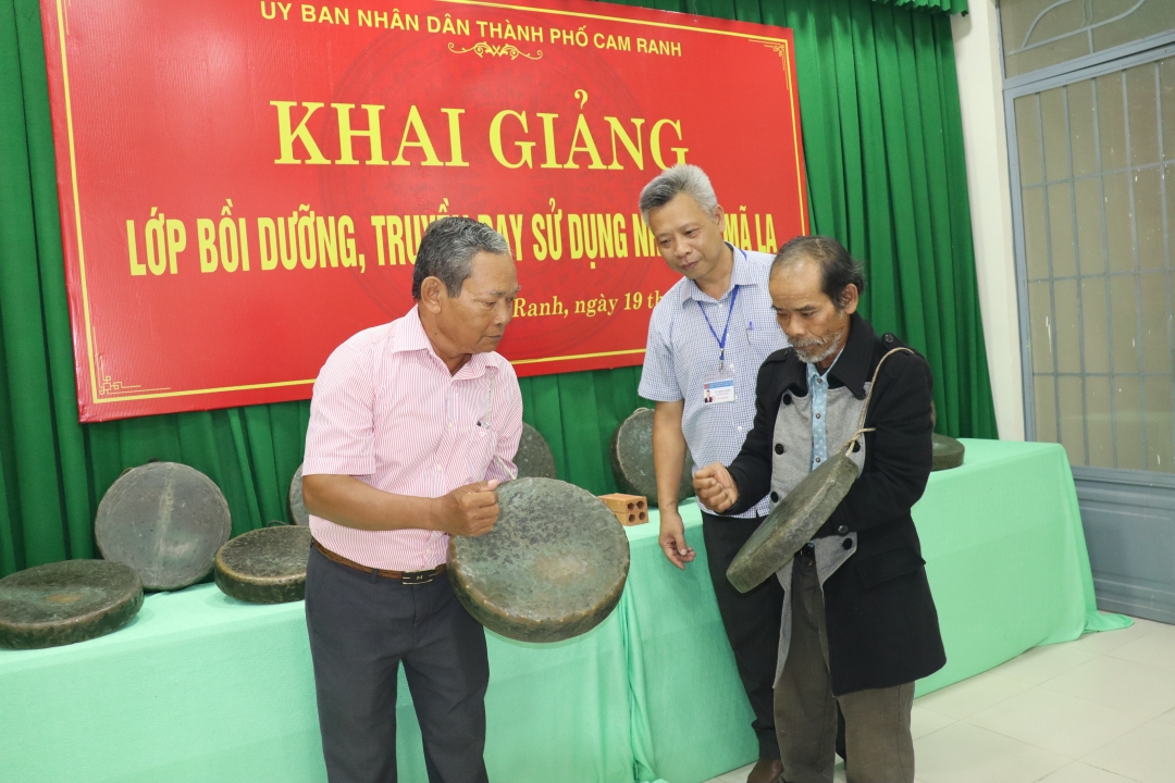 Nghệ nhân ưu tú Mấu Quốc Tiến (áo đen) tại lớp truyền dạy cách sử dụng nhạc cụ mã la của dân tộc Raglay được tổ chức tại xã Cam Phước Đông, TP. Cam Ranh, tỉnh Khánh Hòa.