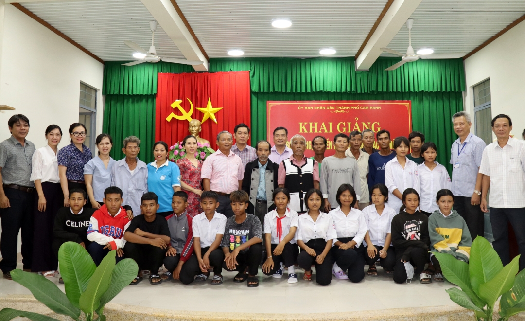Các cán bộ, nghệ nhân, học viên tại lớp truyền dạy cách sử dụng nhạc cụ mã la của dân tộc Raglay tổ chức tại xã Cam Phước Đông, TP. Cam Ranh, tỉnh Khánh Hòa.