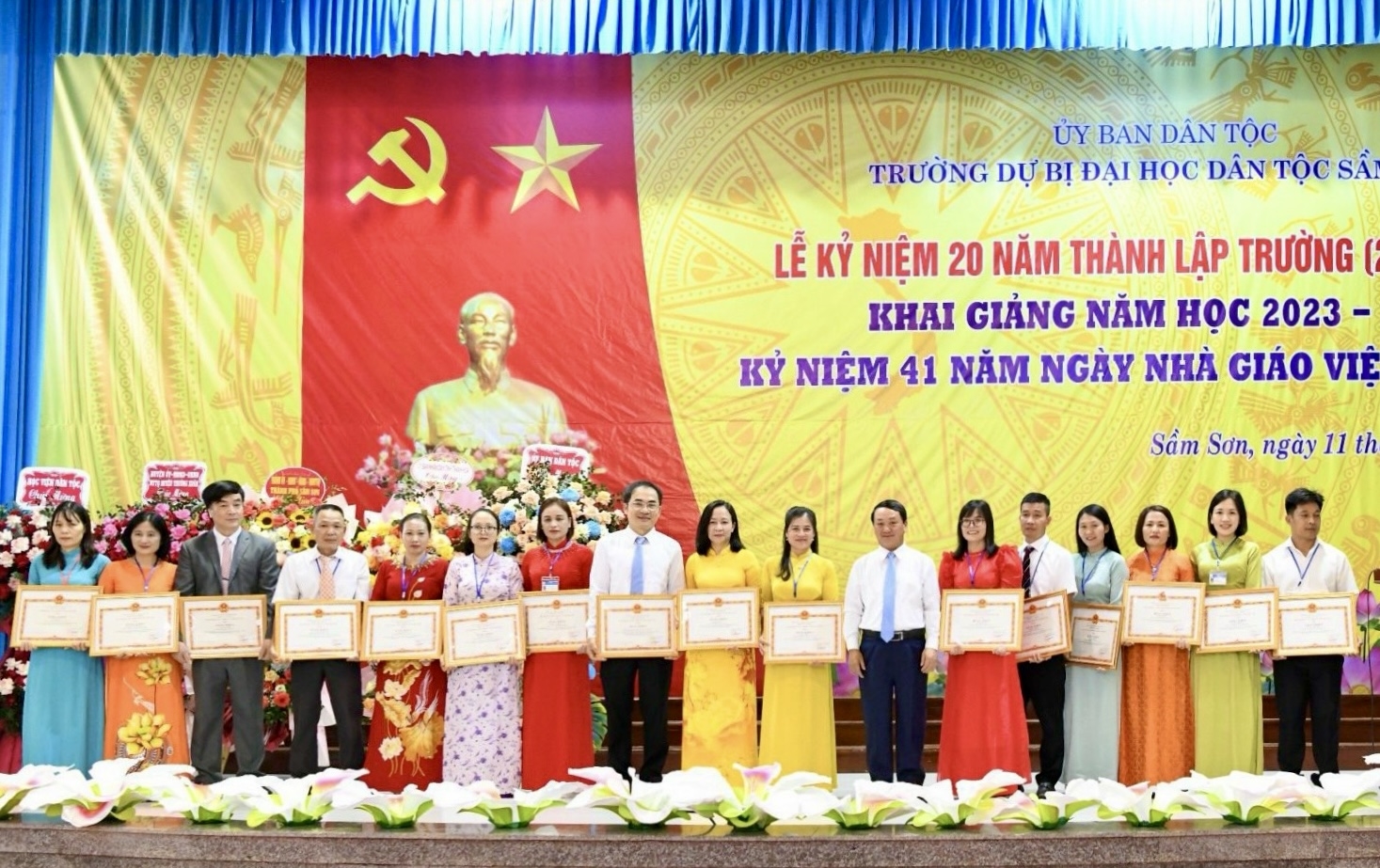 Nhân dịp này, tập thể và 15 cá nhân của nhà trường đã được nhận Bằng khen của Bộ trưởng, Chủ nhiệm Uỷ ban Dân tộc vì thành tích xuất sắc trong công tác giáo dục, đào tạo học sinh người DTTS và miền núi, góp phần vào sự nghiệp phát triển các dân tộc Việt Nam.